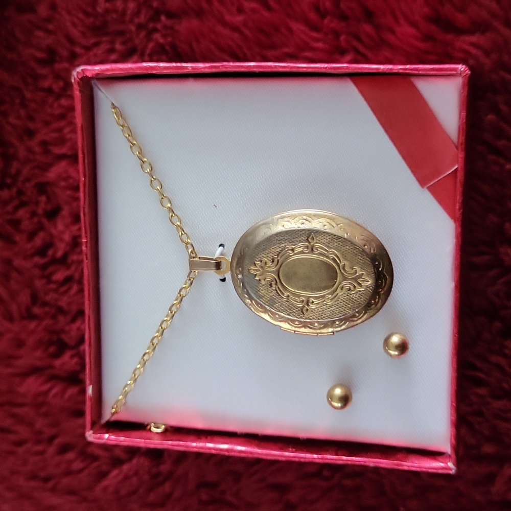 Gold tone locket and earings